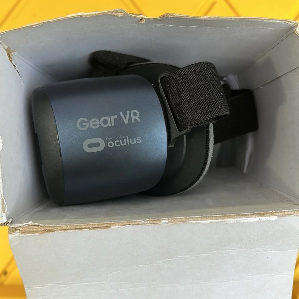 Samsung Gear VR powered by oculus Compatible with: Samsung Galaxy S7 etc. 2016